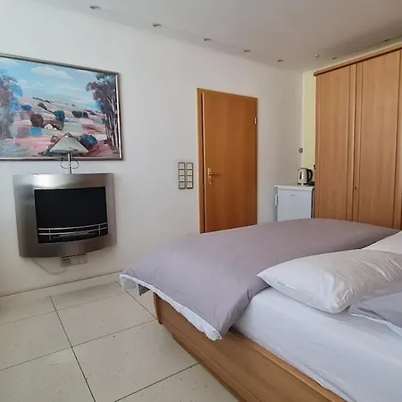 Bright With Private Bathroom And Market Square View Apartment Monchengladbach