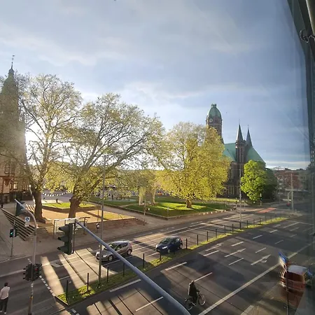 Bright With Private Bathroom And Market Square View Apartment