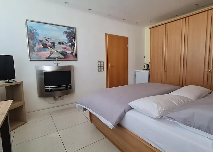 Bright With Private Bathroom And Market Square View Daire Mönchengladbach