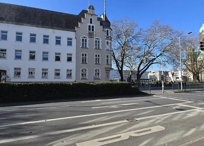 Daire Bright With Private Bathroom And Market Square View